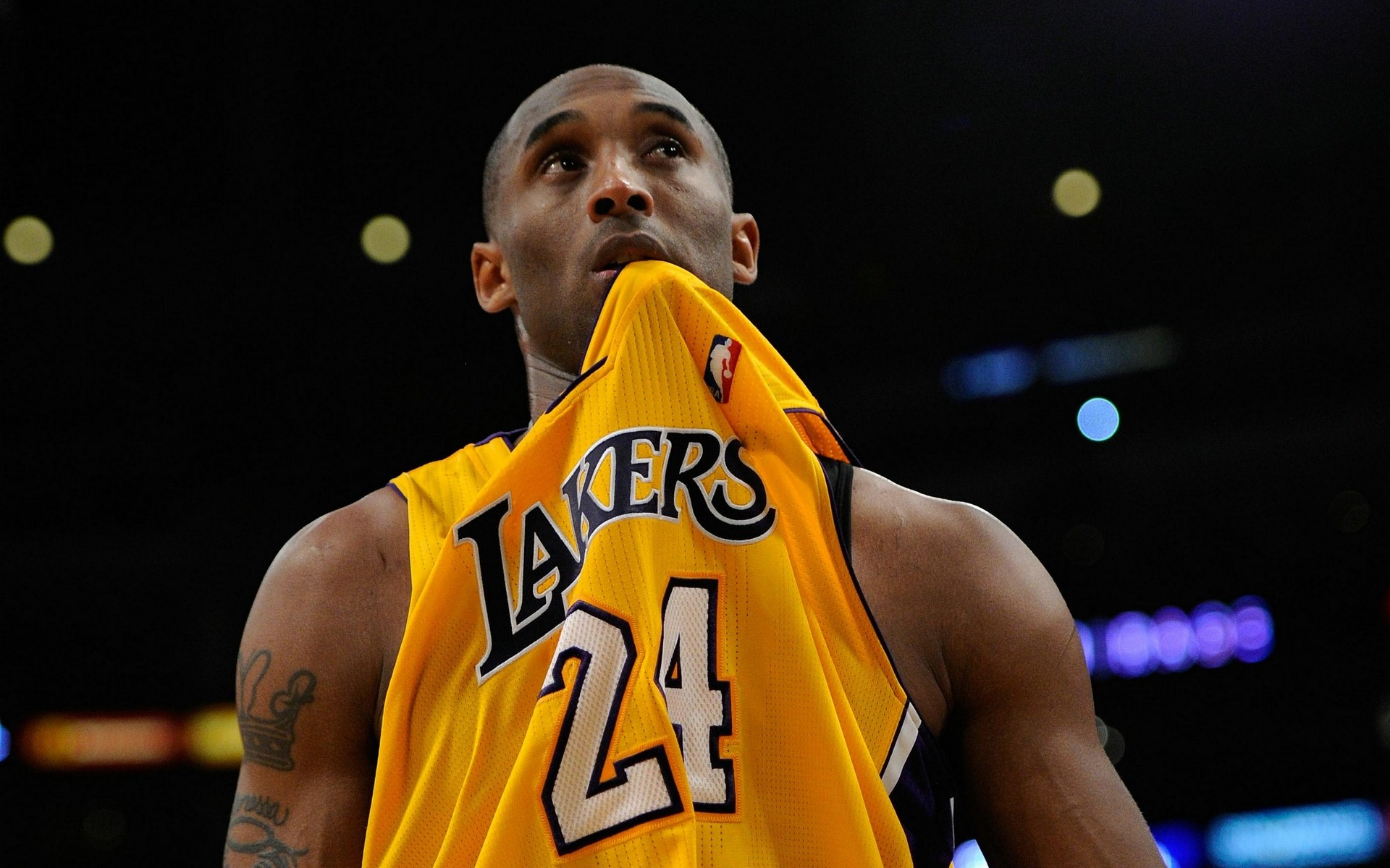 复刻精彩瞬间！东契奇失误后詹姆斯上演追身盖帽仿佛9年前再现！