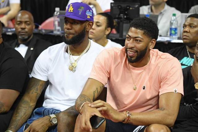 关键时刻救苦救难！詹姆斯焦灼时刻连续在内线得手再次反超比分