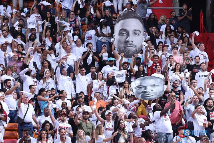 心情还不错！塔图姆在更衣室吃东西&和队友说笑 还穿着球鞋