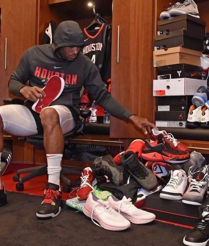 记者：弗拉霍维奇遭佛罗伦萨球迷种族歧视侮辱，导致比赛中断